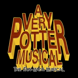 Le titre A Very Potter Musical est écrit sur un fond noir.