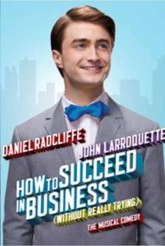L'affiche de la comédie musicale How to Succeed met en avant Daniel Radcliffe qui porte un smoking.