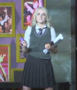 Evanna Lynch interprête pour la première fois le rôle de Luna sur scène. elle tient le script de la pièce de théâtre dans sa main gauche et sa baguette dans la main droite.
