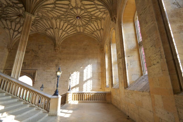 Les escaliers d'Oxford ne sont pas magiques. Mais ils n'en restent pas moins imposants.