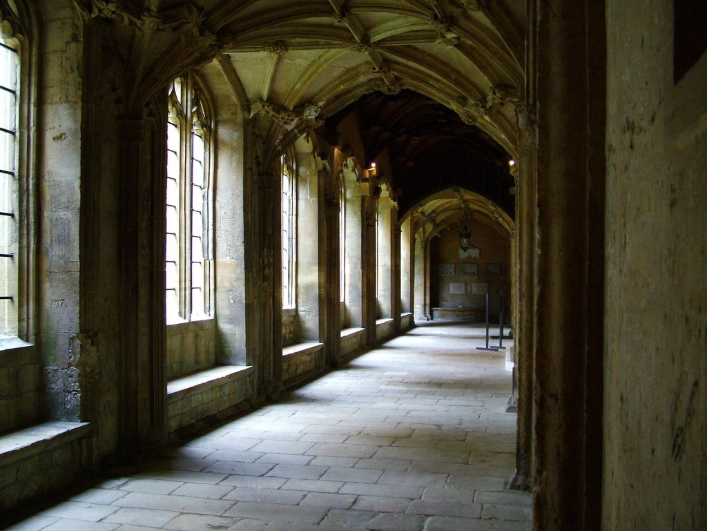 Le long couloir en pierre des christ church cloisters à Oxford rappelle aussi celui des films. On pourrait presque entendre les bruits de pas de Harry, Ron et Hermione.