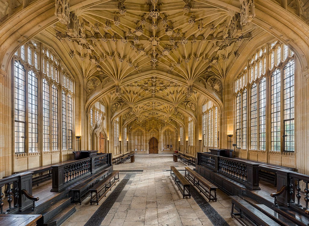 L'école de la divinité à Oxford possède une architecture remarquable, notamment de par son plafond sur lequel plusieurs motifs sont gravés.