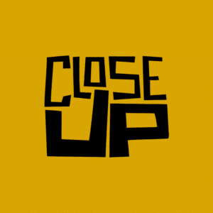 Le titre Close Up est écrit en noir sur un fond jaune.