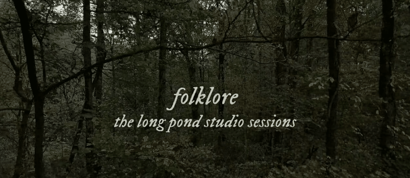 Le titre folklore est écrit en blanc sur un fond qui représente une forêt.