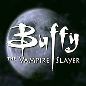 Le titre Buffy The Vampire Slayer est écrit en blanc alors que l'on retrouve en arrière-plan une photo de la Lune.