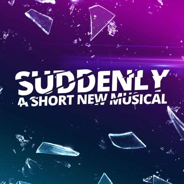 Le titre "Suddenly a Short new Musical" est écrit sur un fond sur lequel plusieurs éclats de verre volent en éclat.