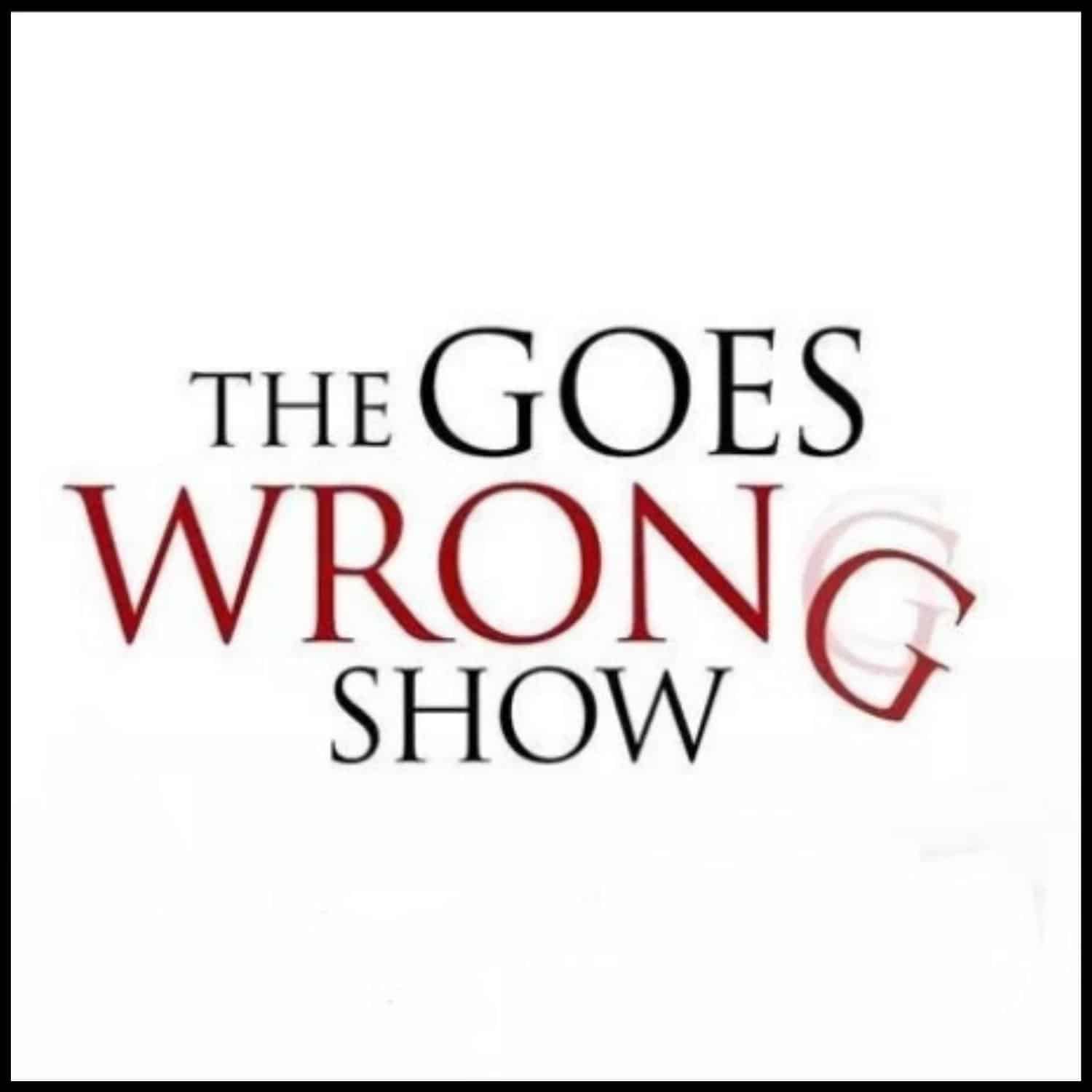 Le titre de la série "The Goes Wrong Show" est sur un fond blanc. Et la lettre "G" du mot "Wrong" semble se décrocher du mot et tomber.