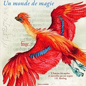 La couverture du livre "Un monde de magie" met en avant Fumseck, le phénix de Dumbledore.