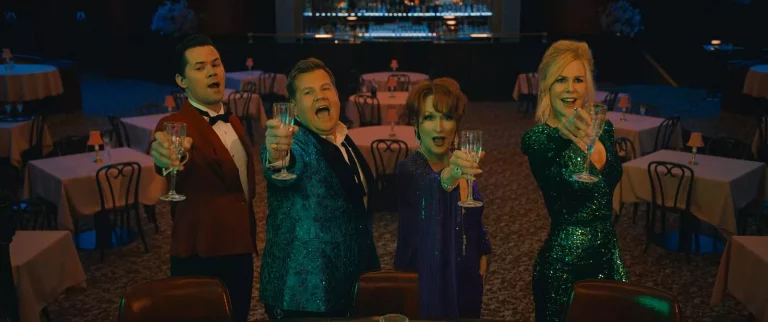 James Corden, Meryl Streep et Nicole Kidman lèvent leur verre.