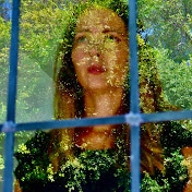 Le poster de "Outside" montre le personnage de Amy Acker qui regarde par la fenêtre.