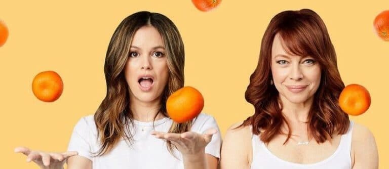 L'affiche du podcast met en avant Rachel Bilson et Melinda Clarke.