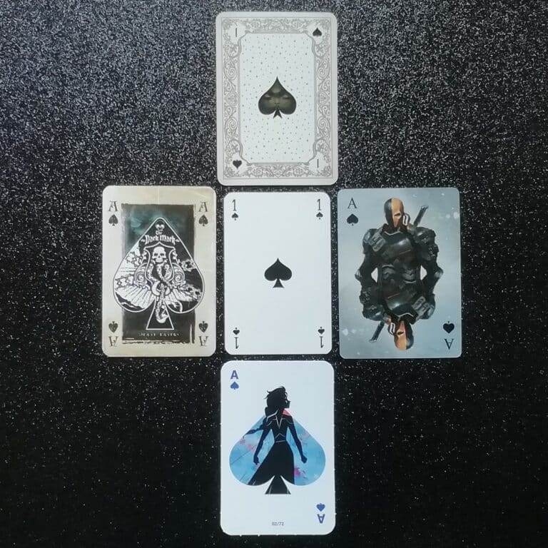 Cinq cartes as de pique sont positionnées en forme de losange.