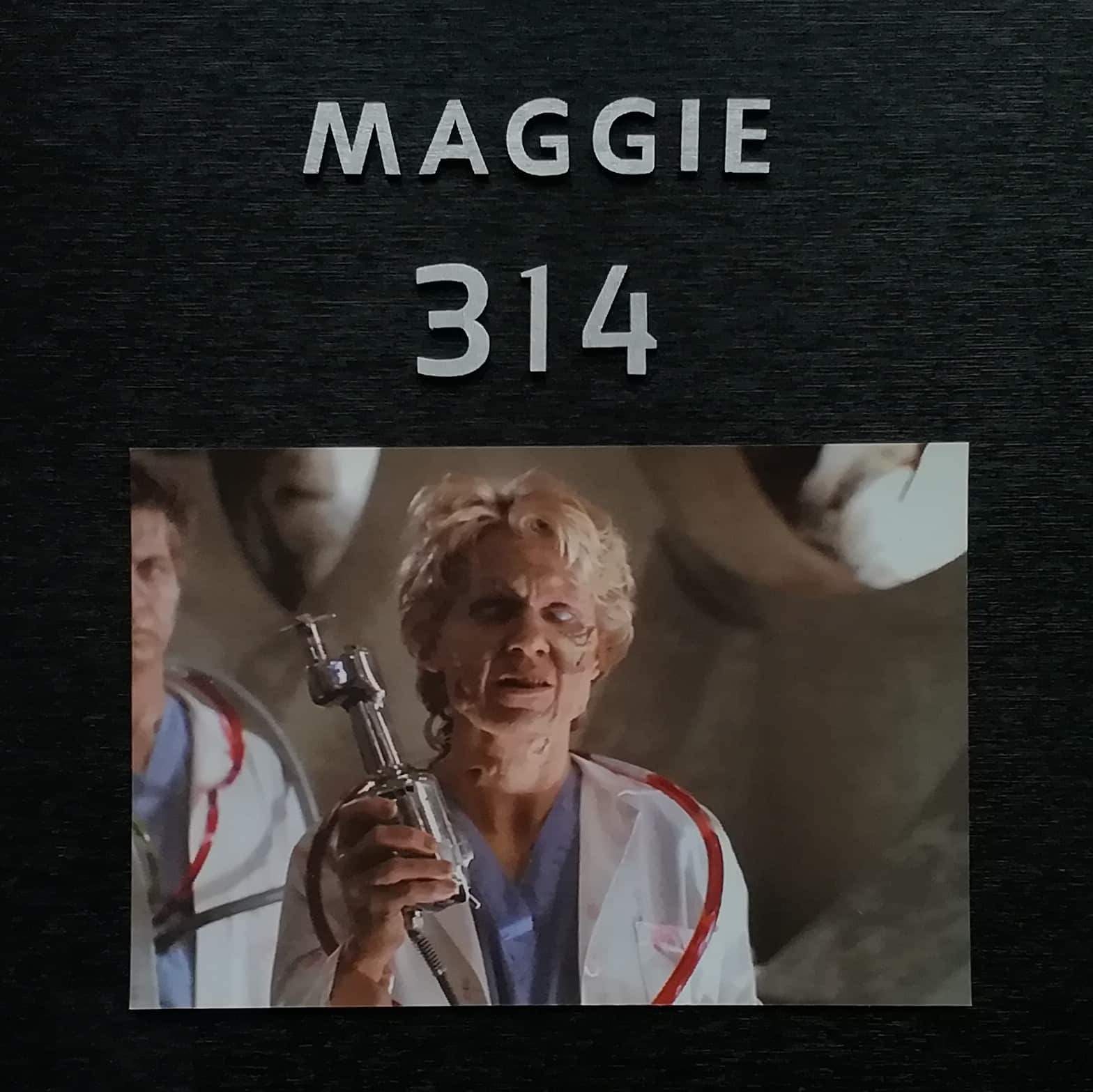 Sur cette photo, on peut voir Maggie Walsh en tant que zombie alors que le prénom "Maggie" et le nombre "314" sont écrits au-dessus d'elle.