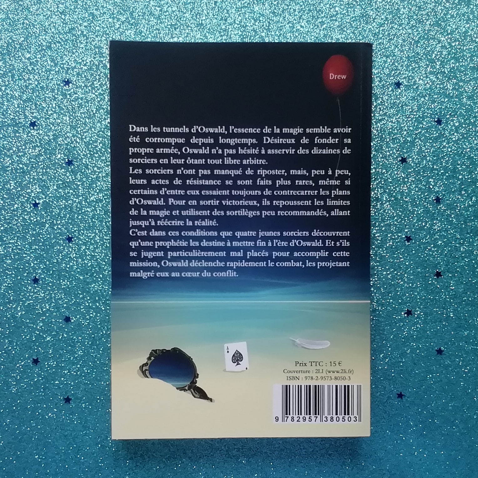 Sur cette image, on voit la 4e de couverture du roman "Le Sortilège de Linda - Tome 1". On peut y voir un miroir, une carte as de pique et une plume qui se trouvent sur une plage.