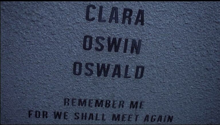 La tombe de Clara Oswin Oswald porte l'inscription suivante : Remember me, for we shall meet again.
