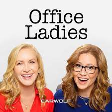 L'affiche du podcast "Office Ladies" met en avant Jenna Fisher et Angela Kinsey.