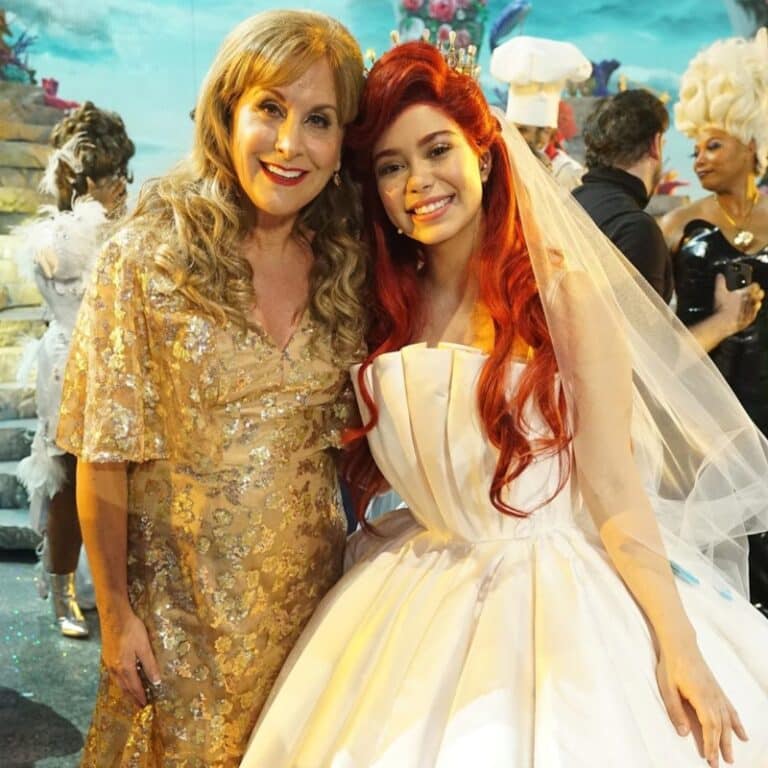 Auli'i Cravalho se trouve aux côtés de Jodi Benson.