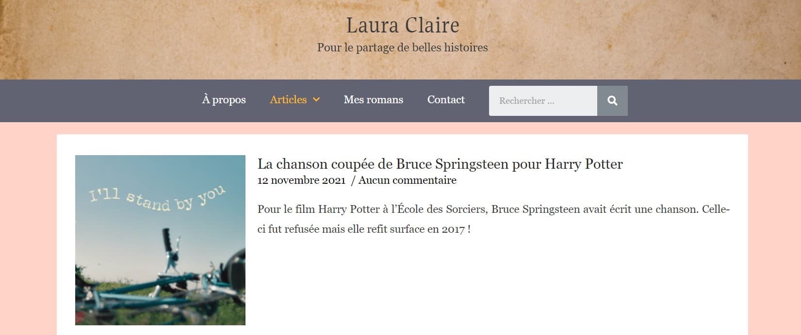 Sur cette capture d'écran, on peut voir que le titre du site "Laura Claire : Pour le partage de belles histoires" est désormais écrit sur un arrière-plan qui fait penser à un papier parchemin.