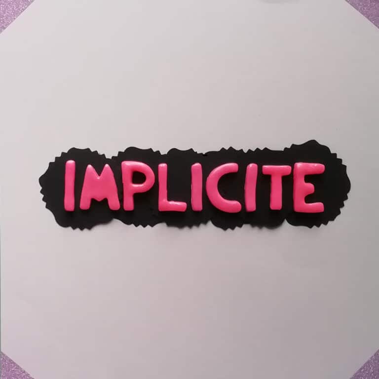 Sur cette image, on peut lire le mot "implicite".
