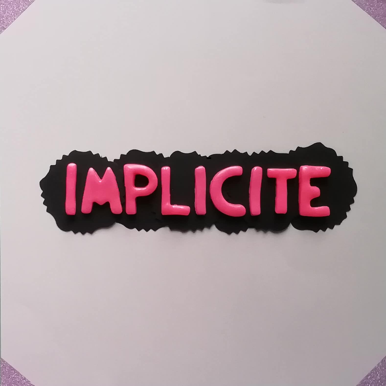Sur cette image, on peut lire le mot "implicite".