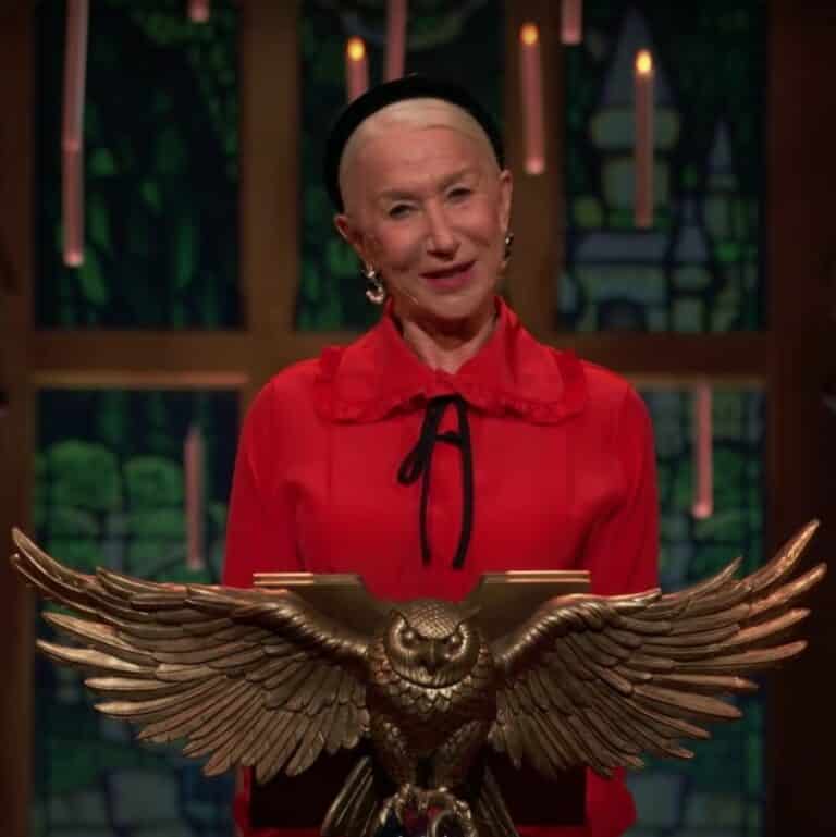 Helen Mirren se trouve derrière le pupitre qui est utilisé par Dumbledore dans les films Harry Potter.