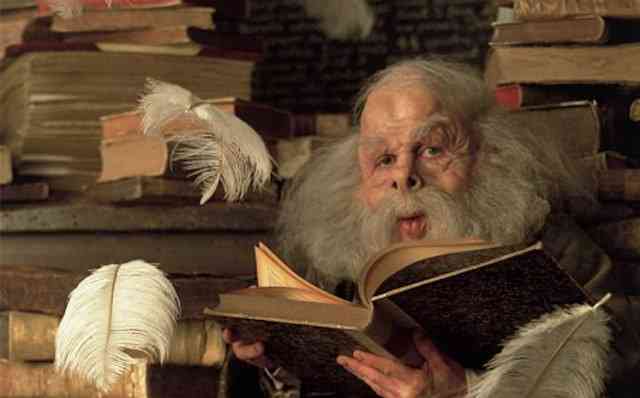 Warwick Davis interprête le rôle du professeur Filius Flitwick dans le premier Harry Potter.