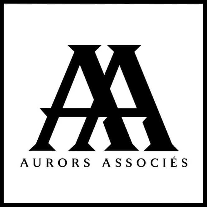 Le logo de la série, composé de deux fois la lettre A, est écrit en noir sur un fond blanc.