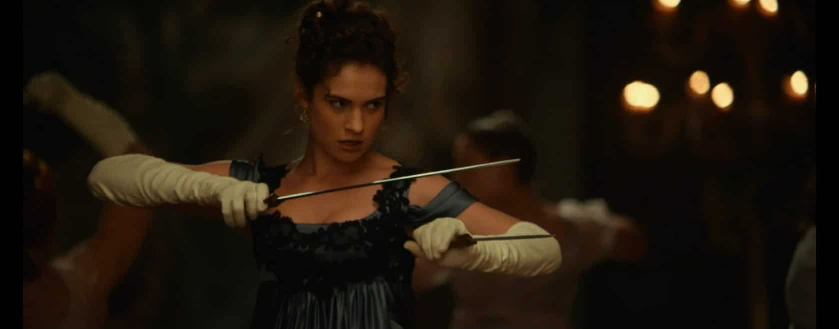 Prête à affronter les zombies, Elizabeth Bennet tient une épée dans chacune de ses mains.