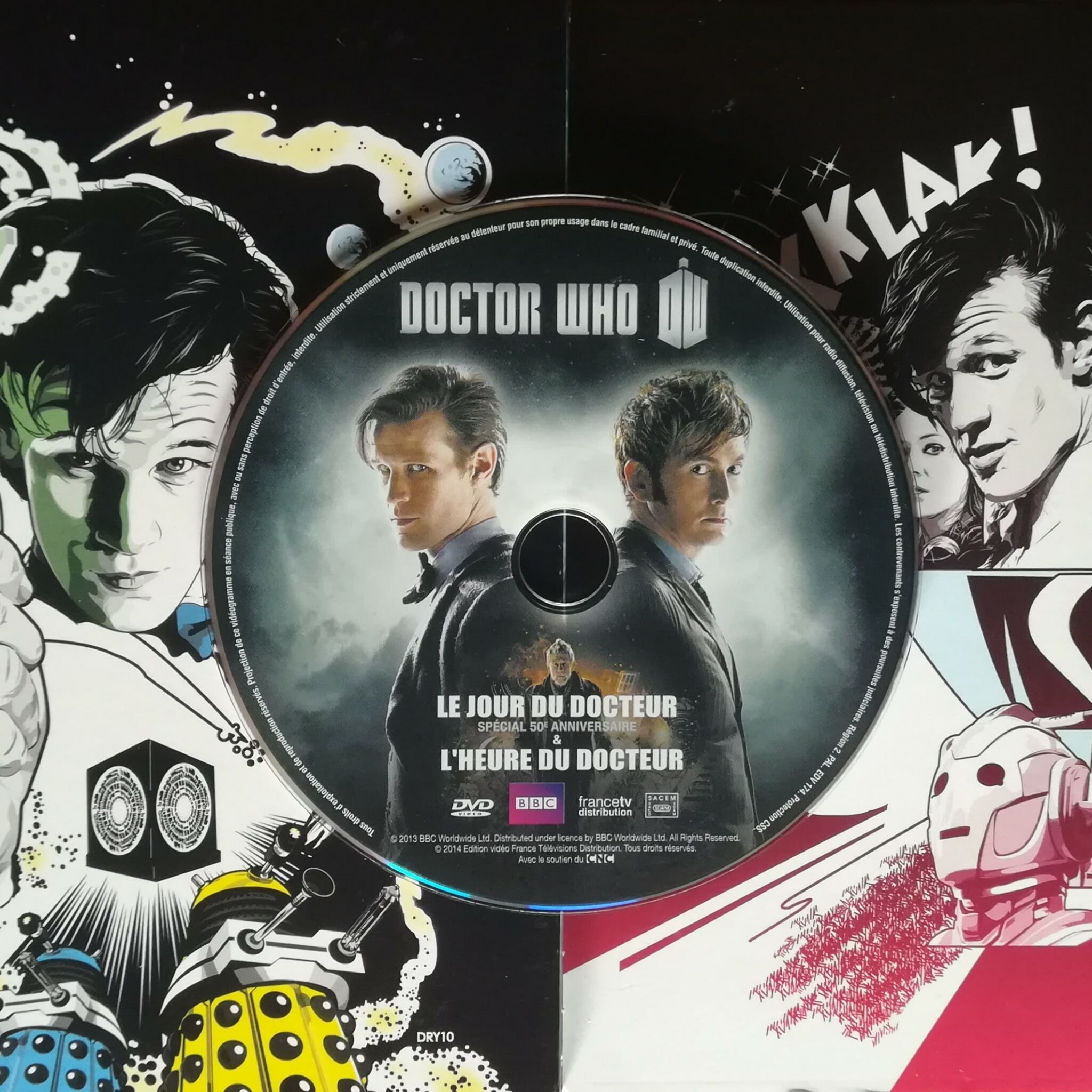 Le DVD de l'épisode spécial "le jour du Docteur" est posé sur le coffret DVD de la saison 5.