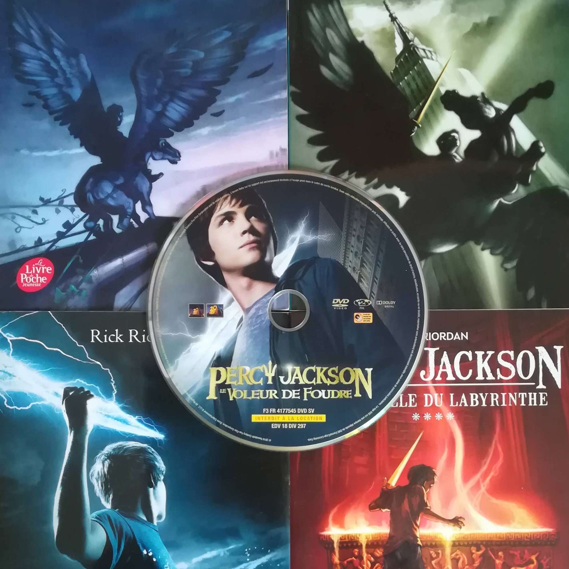 Le DVD du film Percy Jackson est posé sur les romans écrits par Rick Riordan.